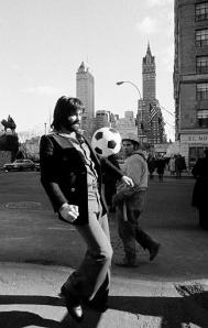 Georges Best pose devant les photographes à New York, là ou il va s'engager...