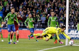 Gspurning prend l'habitude de ramasser le ballon au fond des filets en fin de période...