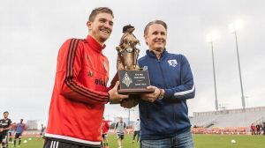 René Van de Zande remet l'Armadillo Cup à Bobby Boswell (DC United)